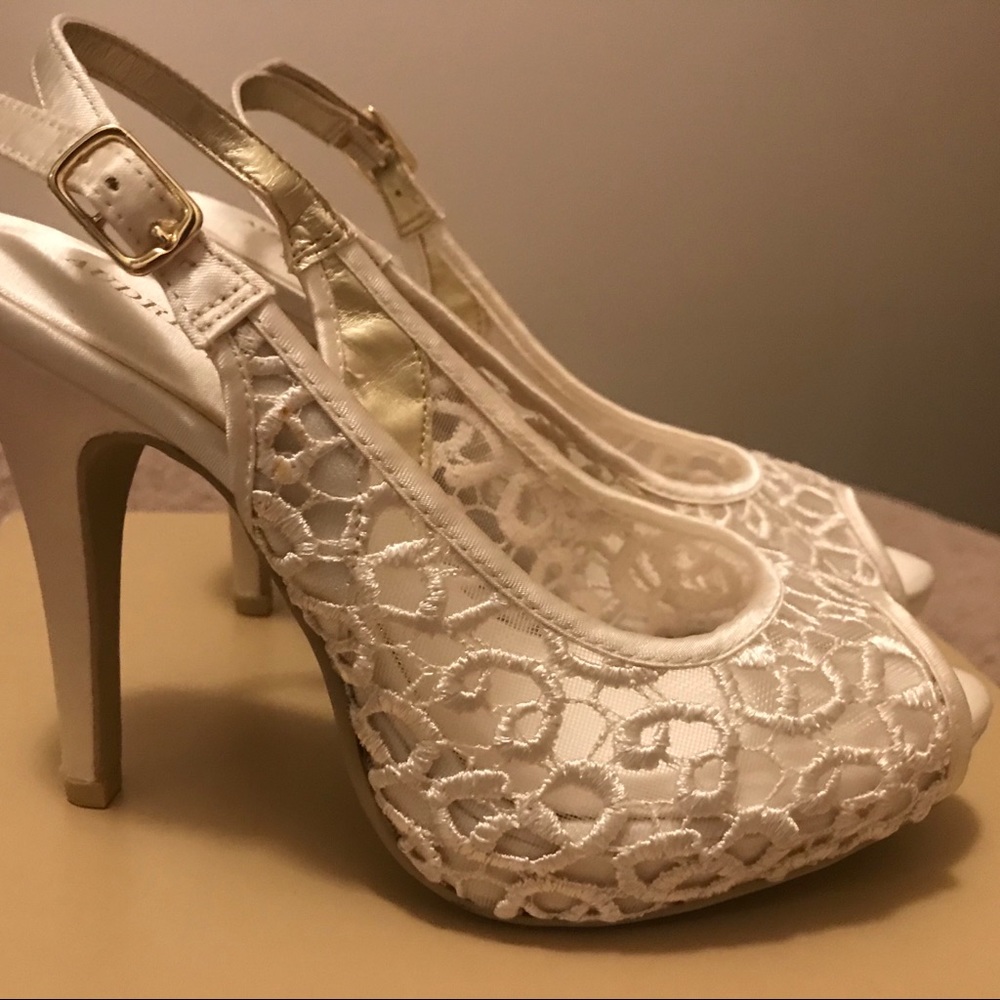 NWOT Cream Lace Fabric sling back heels